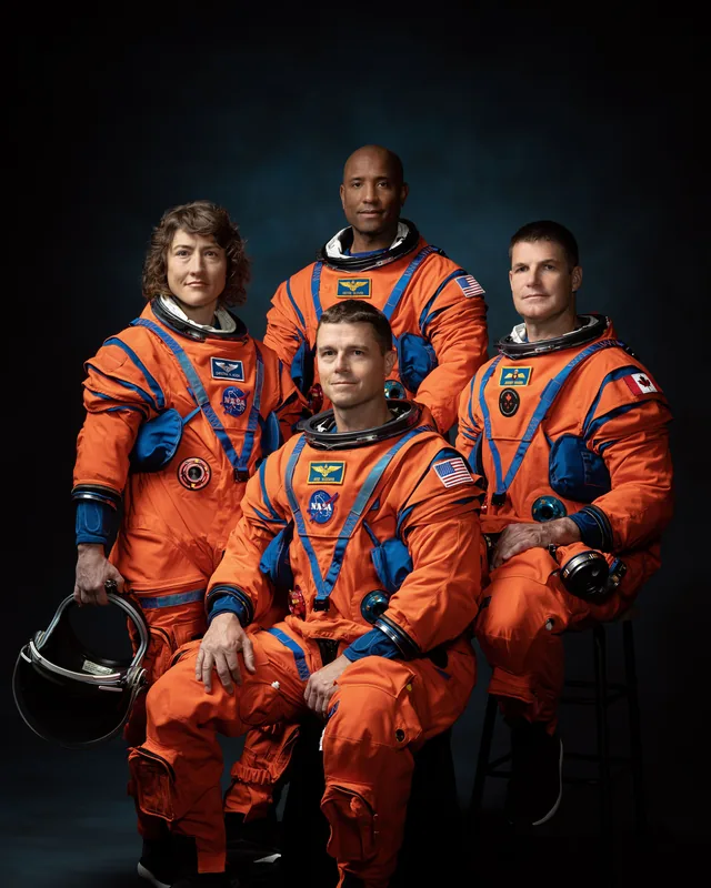 Die vierköpfige Crew von Artemis II in orangefarbenen Raumanzügen, vorn Kommandant Reid Wiseman