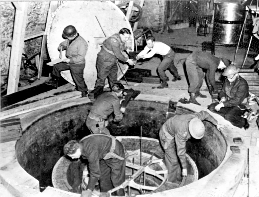 Soldaten und Wissenschaftler der Alsos-Mission bauen im April 1945 den deutschen Versuchsreaktor in Haigerloch ab