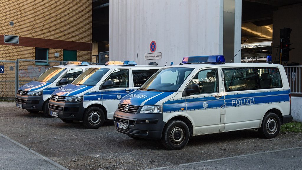 Polizeifahrzeuge vor einem Bahnhof
