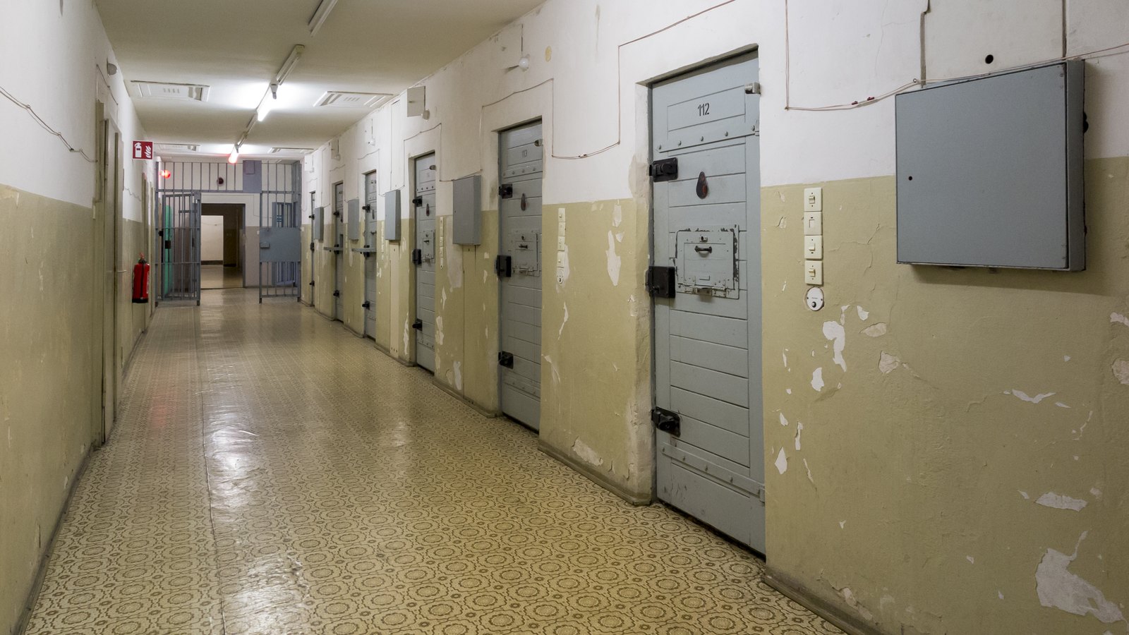 Zellengang im früheren Stasi-Untersuchungsgefängnis, heute Gedenkstätte Berlin-Hohenschönhausen