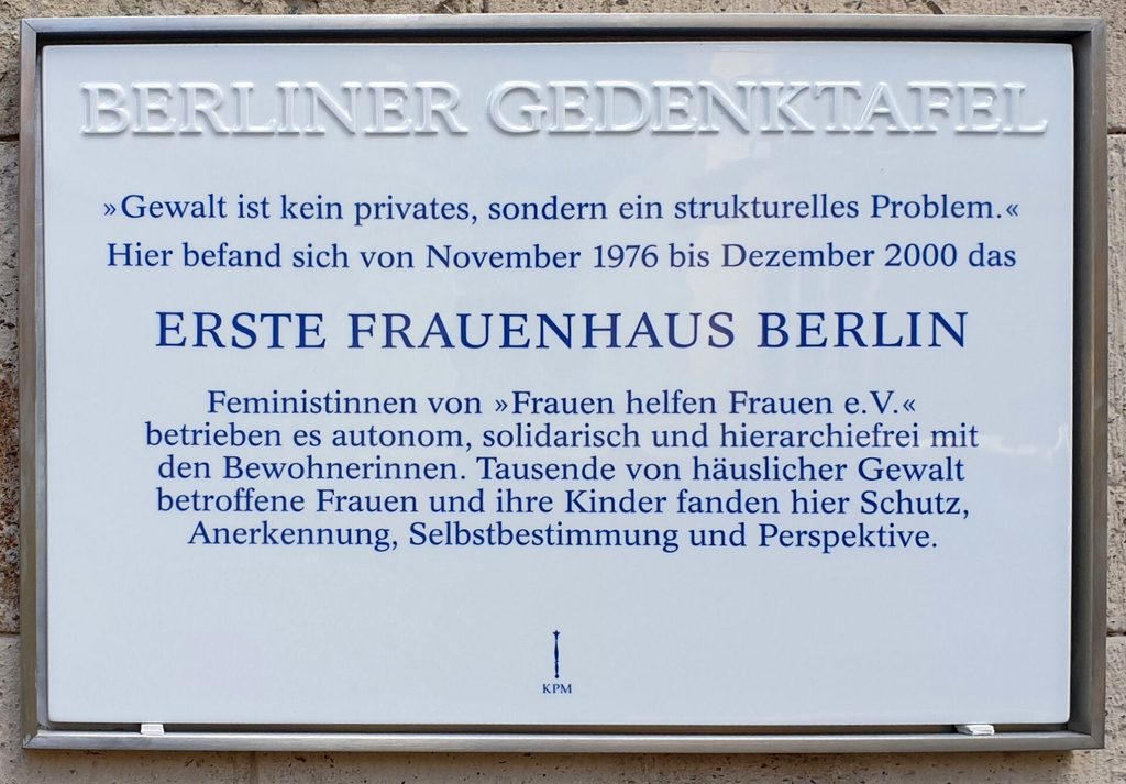 Berliner Gedenktafel für das erste Frauenhaus Berlins in der Richard-Strauss-Straße 22